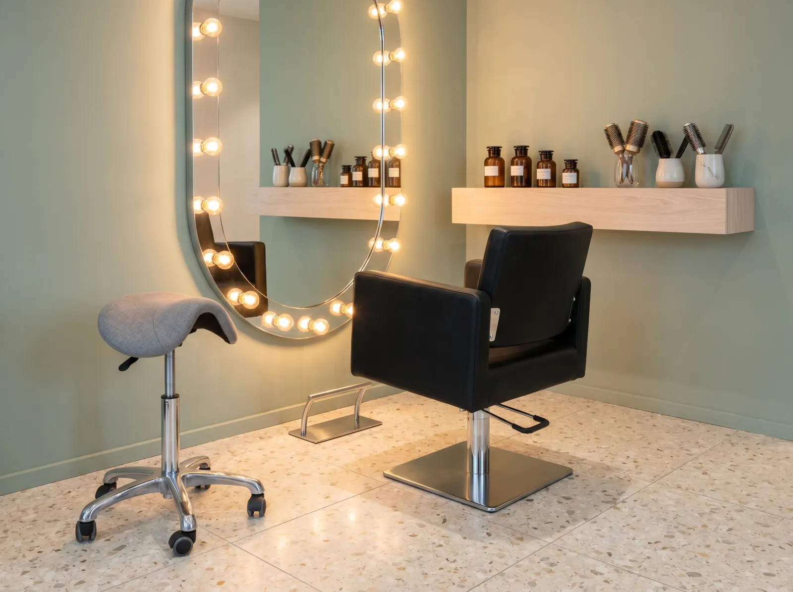 Frisörstudio-Station mit ergonomischem Sattelhocker